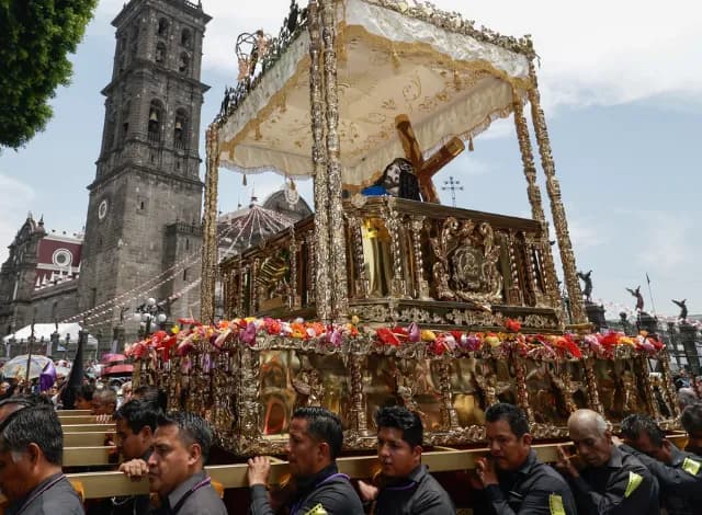 Revisan andas del Señor de las Maravillas previo a procesión de Viernes Santo
