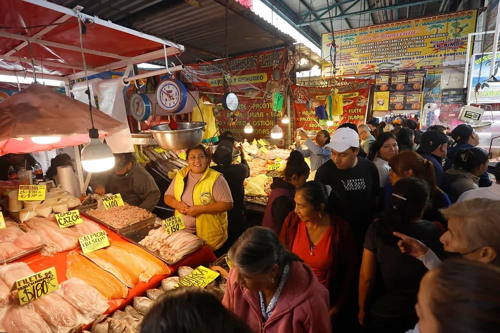 Poblanos abarrotan la 16 Poniente: buscan mariscos por Semana Santa