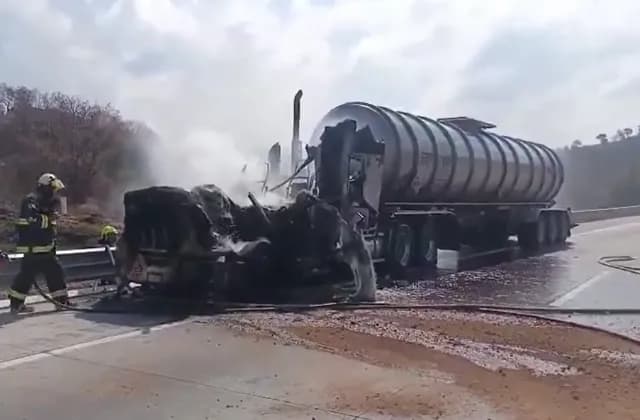 Provoca pipa incendiada caos vial en la México Puebla