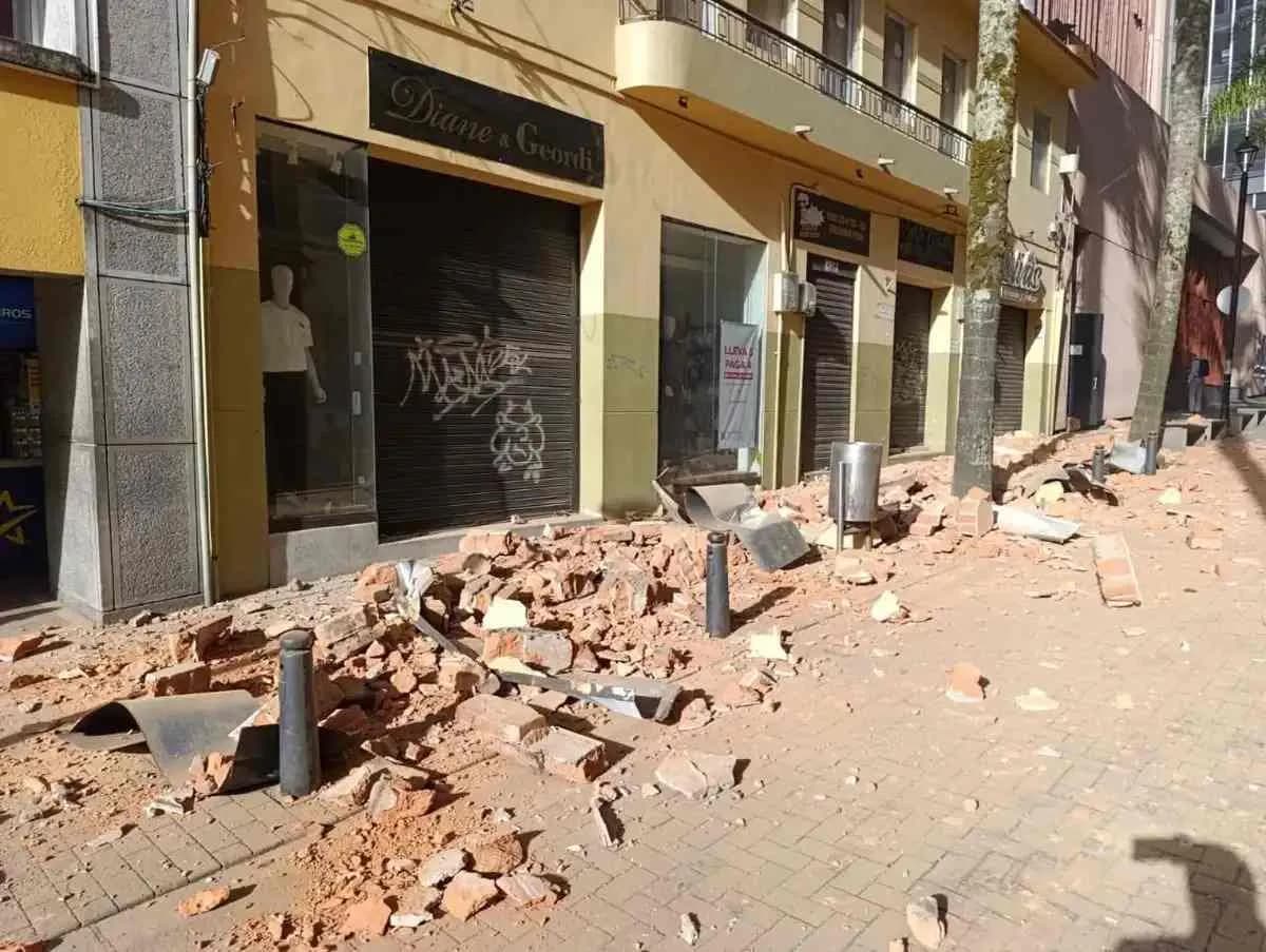 Terremoto de magnitud 7.4 sacude Colombia y deja más de 100 muertos
